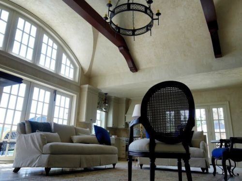 Three-toned, textured lime plaster on ceilings and walls